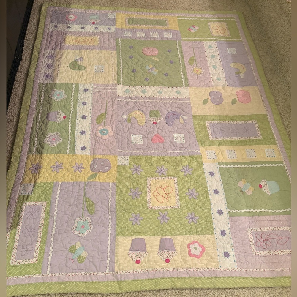 Twin/full size Pottery Barn Quilt, barely used from a smoke free home